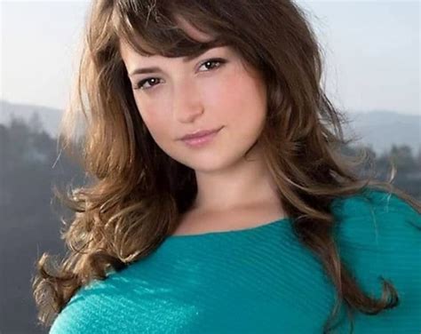 lily att measurements|Milana Vayntrub Height Weight Body Stats Age。